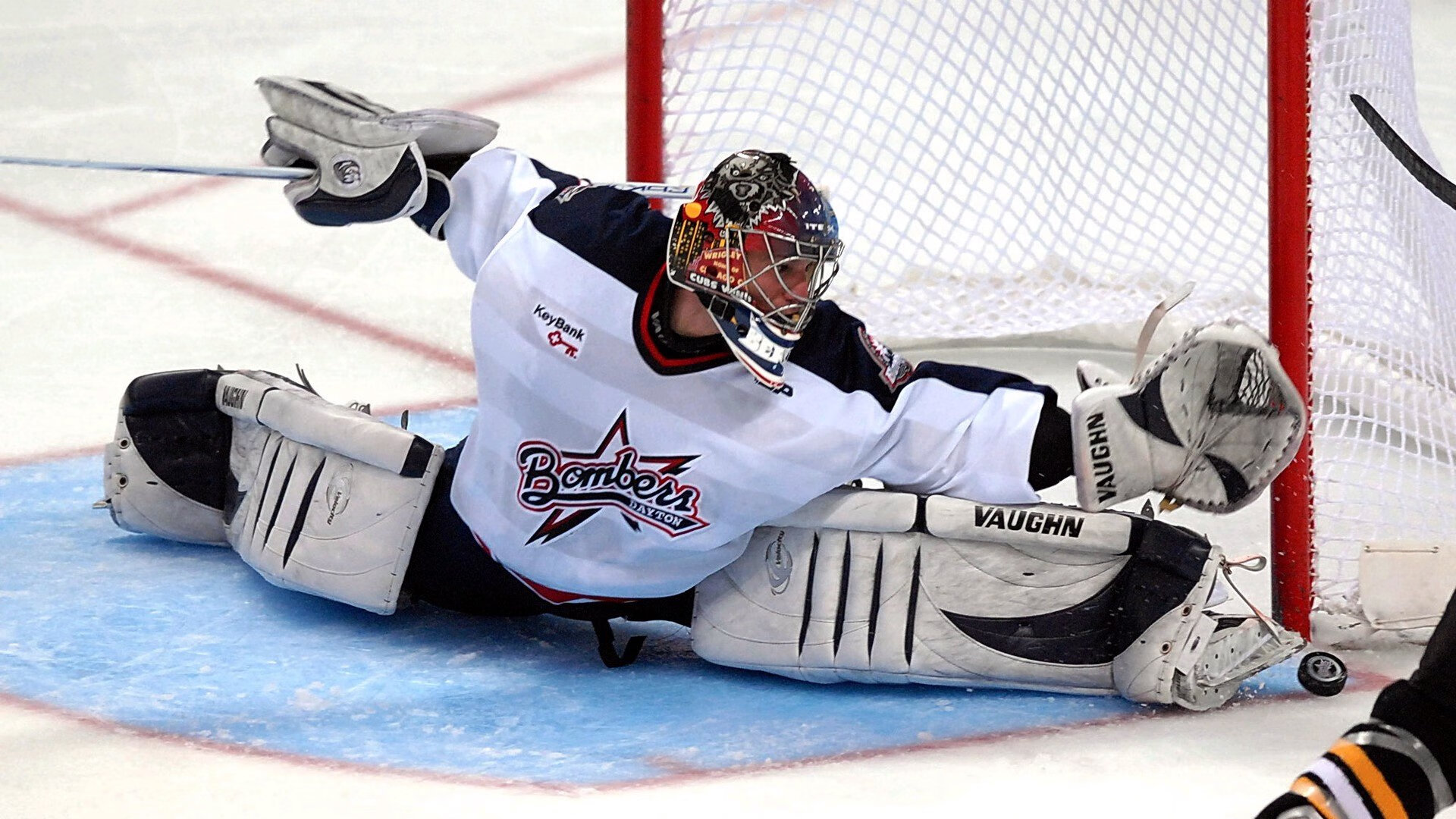 综合体育系“夜跑接力赛”首办 千米跑道灯火通明